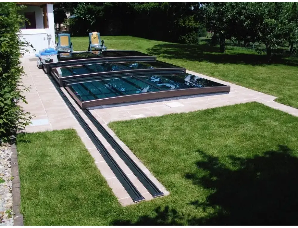 Modern svart ram i Pooltak Mästare Plus med glaspaneler och 5 års garanti